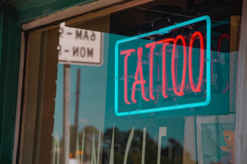 Entrar para a carreira de tatuador não é fácil, por isso listamos 7 dicas para ajudar você tatuador iniciante! 